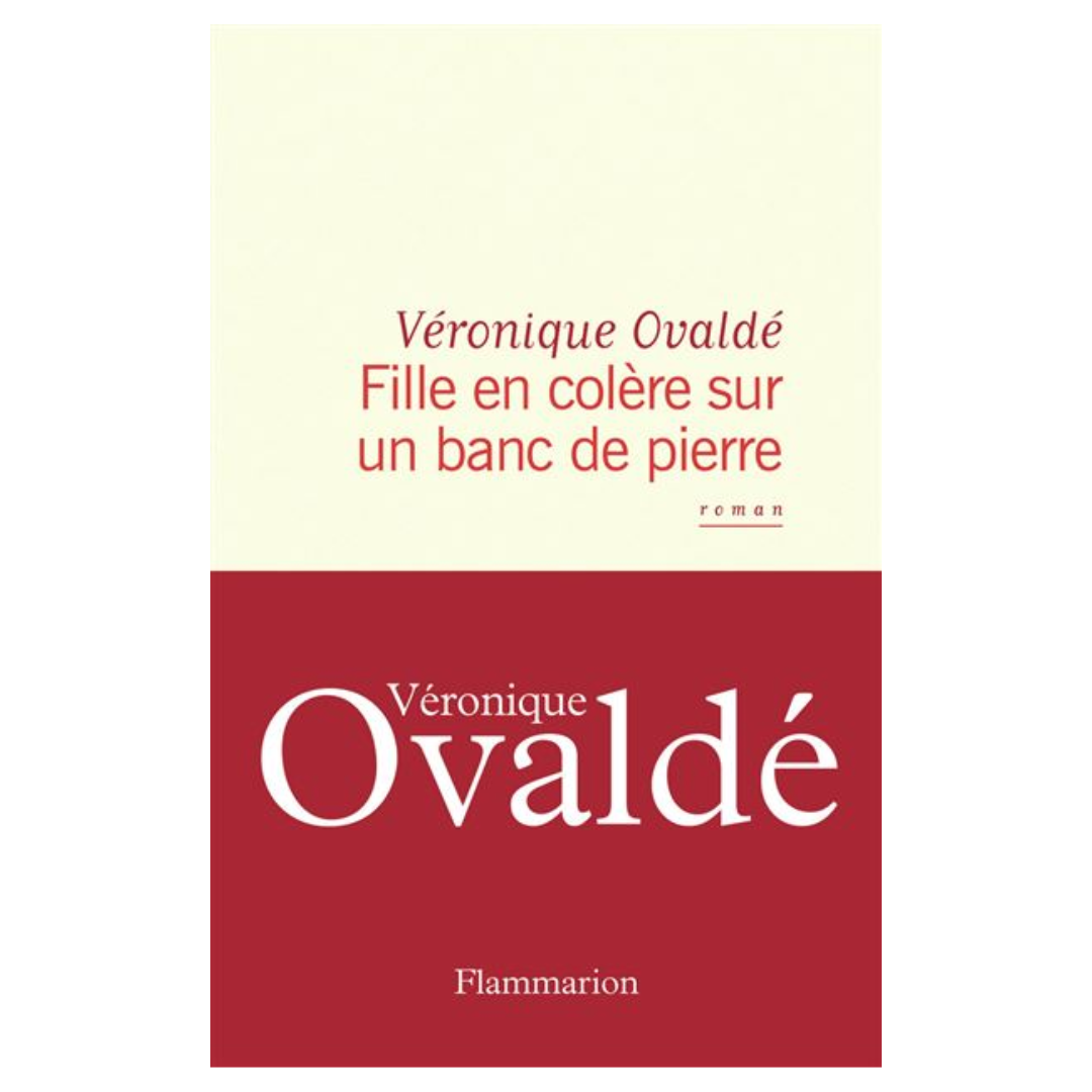 Fille en colère sur un banc de pierre